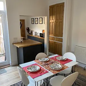 Comfortable 2 Bedroom From With Parking Holiday home
