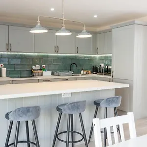 Stylish 4 Bed, Newly Renovated In Holiday home