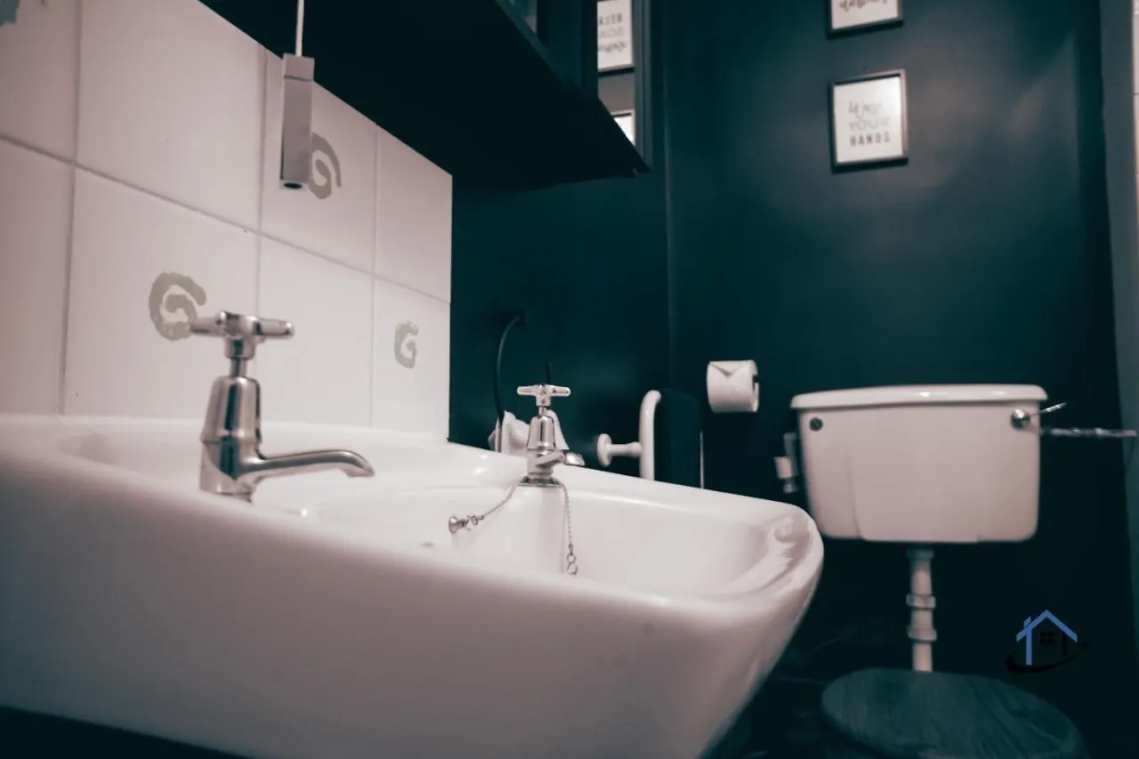 Apartment Flat 1 - King Bed, Parking, Workspace, Wi-Fi, Corporates Nottingham