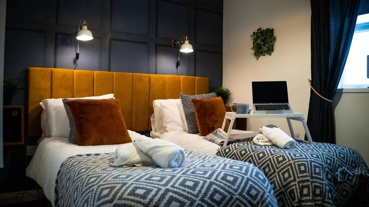 Flat 1 - King Bed, Parking, Workspace, Wi-Fi, Corporates Nottingham Apartment
