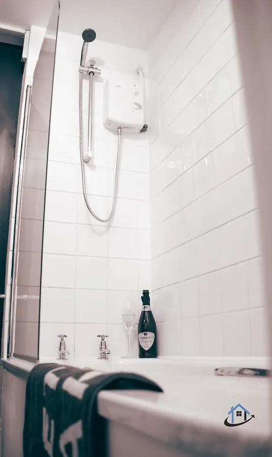 Flat 1 - King Bed, Parking, Workspace, Wi-Fi, Corporates Nottingham 0*,  United Kingdom